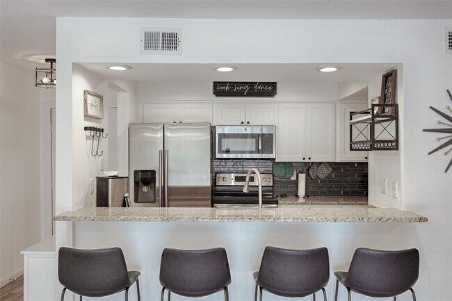 Building Photo - 12500 Melville Dr