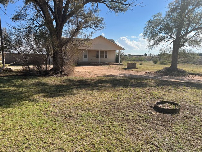 Building Photo - Country Living Home