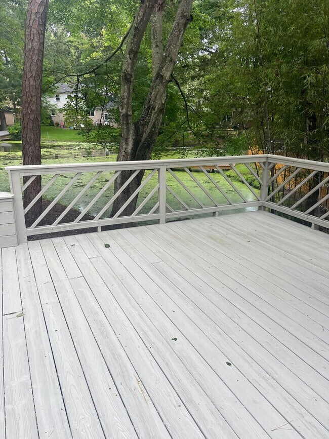 Building Photo - On Great Neck Lake beautiful 4 bed 2.5 bat...