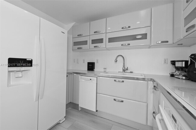 Foto del edificio - 6580 Indian Creek Dr