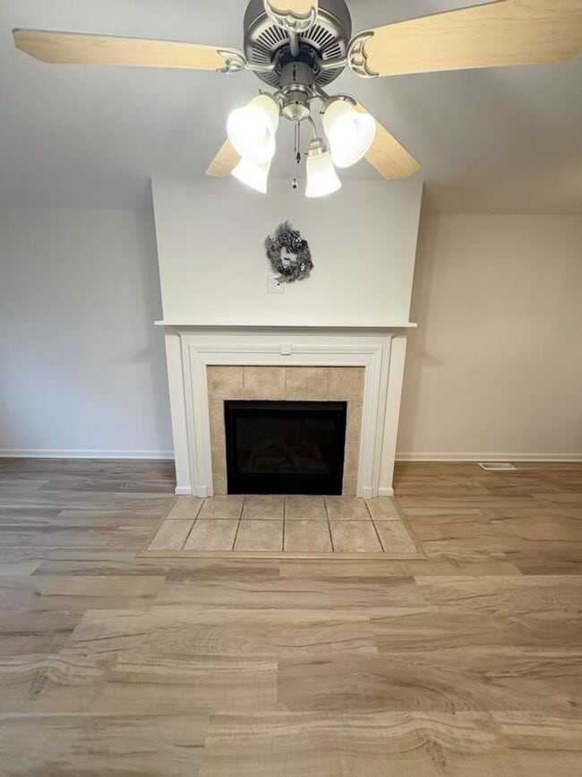 Building Photo - Updated Townhouse near Downtown Bloomington!