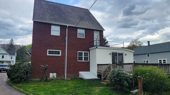 Foto del edificio - Four Bedroom Single Family home in Derreck...