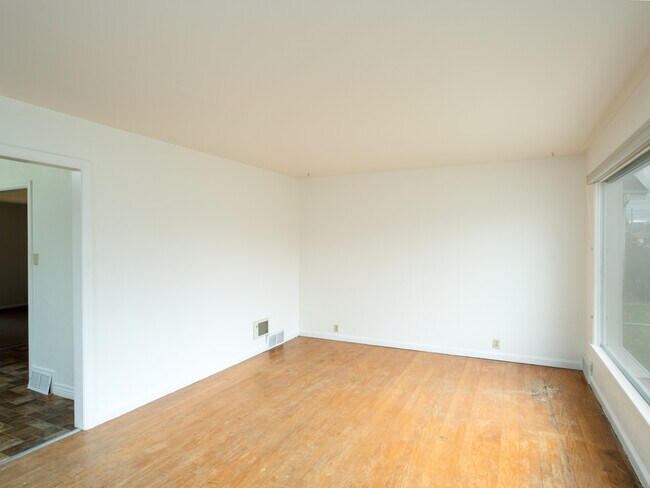 Living room - 1616 N Arthur Ave