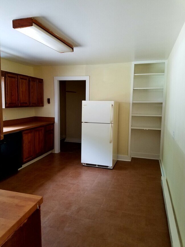 Foto del edificio - 1 Bedroom Freshly Painted Apartment with Bonus Room On Route 390 In Canadensis