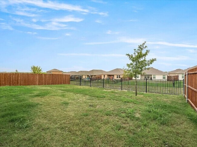 Building Photo - 805 Fueller Dr