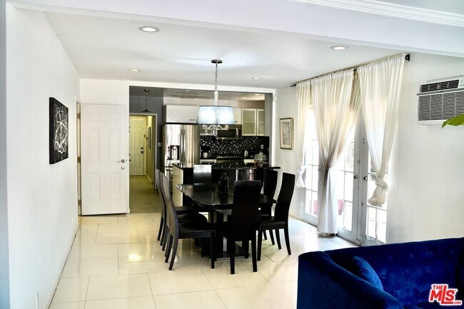 Foto del edificio - 137 Rexford Dr