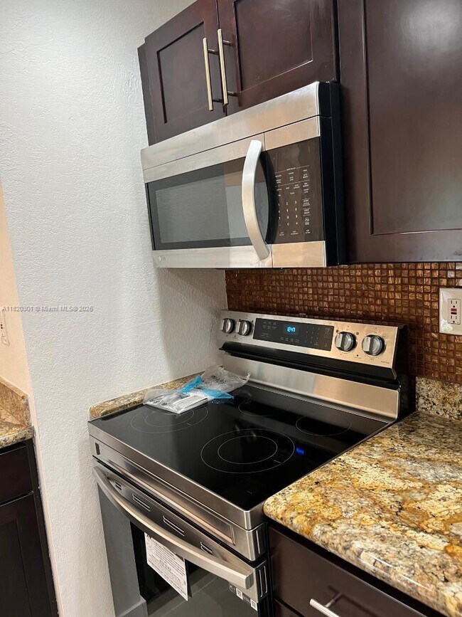 Foto del edificio - 451 NE 207th Ln