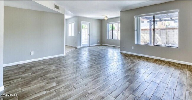 Building Photo - 6622 W Poinsettia Dr