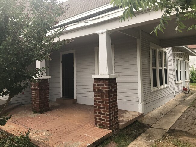 Building Photo - 3/2 Fenced yard pet friendly Gladewater