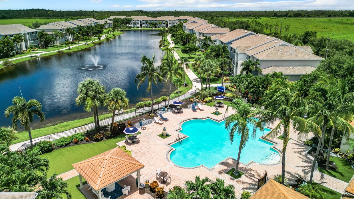 Disfrute de impresionantes vistas del lago y la piscina en Lexington Palms Apartment Homes. Nuestro complejo ofrece comodidades estilo centro turístico, terrenos con hermosos jardines y fuentes de agua serenas, lo que crea un refugio perfecto para la relajación y la comodidad. - Lexington Palms at the Forum