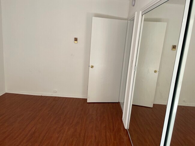 Newer paint - 7617 De Longpre Ave