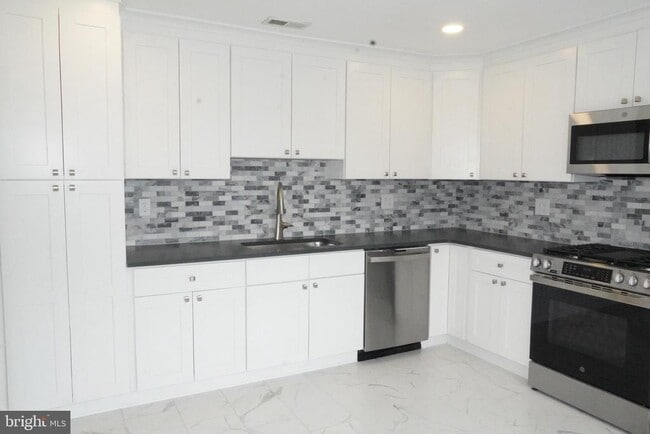 Building Photo - 7308 Normandy Dr