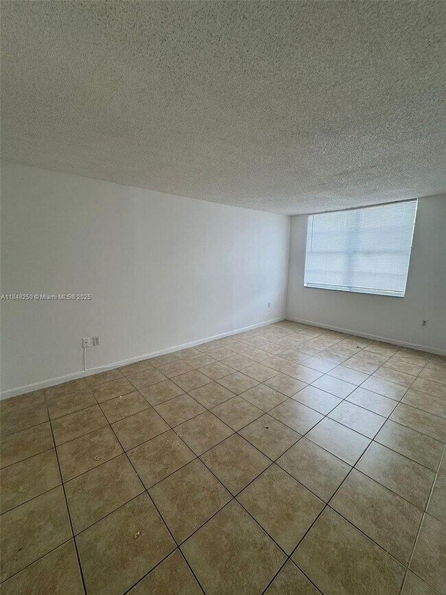 Foto del edificio - 496 NW 165th St
