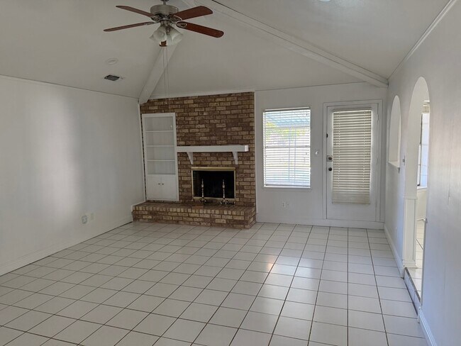 Building Photo - 1709 Vicksburg Dr