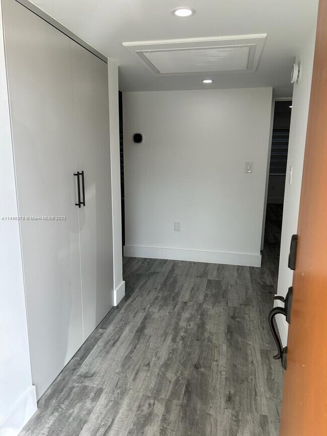 Building Photo - 801 S Royal Poinciana Blvd