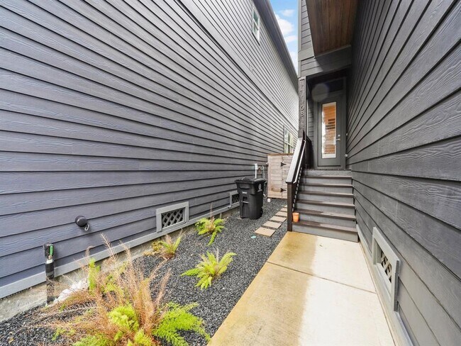 Building Photo - 1081 W 17th St