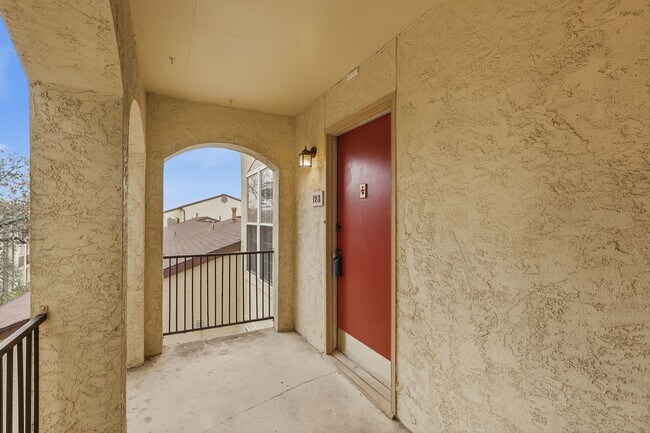 Foto del edificio - 8702 Village Dr