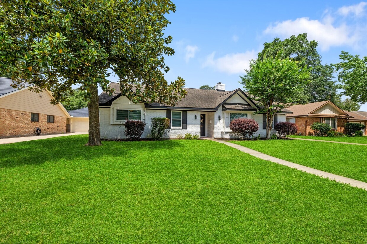 Primary Photo - 4411 Deer Lodge Dr