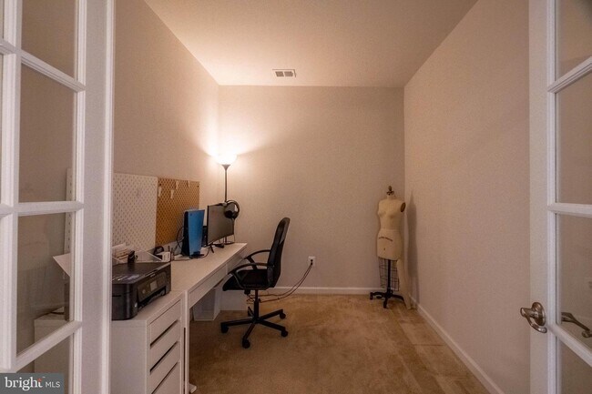 Building Photo - 10014 Beerse St