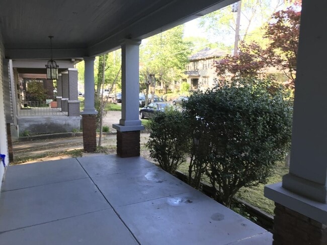 Building Photo - 125 N Evergreen St