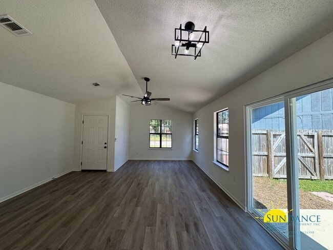 Foto del edificio - Newly Renovated 3-Bedroom Home in Hidden T...