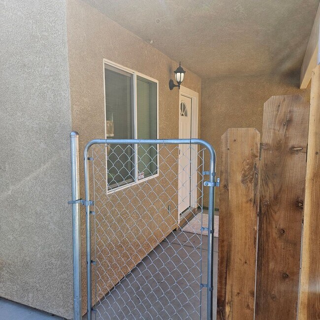 Foto del edificio - Charming 2 Bedroom Home Located in La Loma...