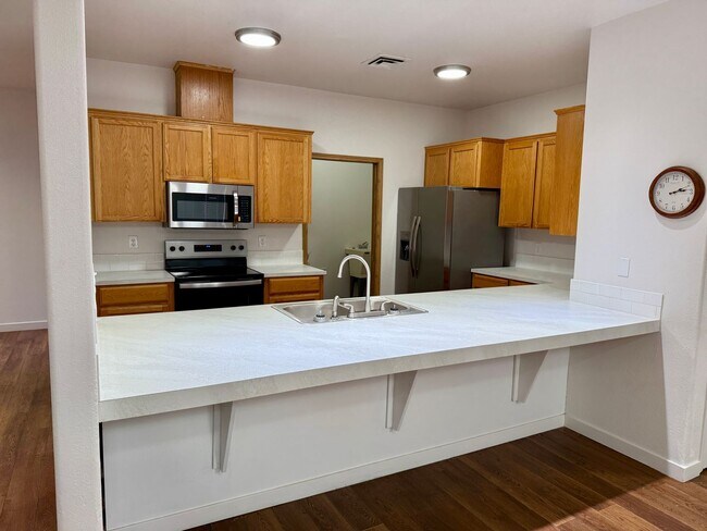 Foto del edificio - Amazing Remodel-5 Bed 3 bath duplex unit