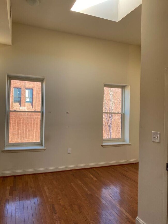 Building Photo - 2024 N Calvert St