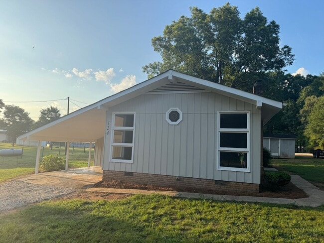 Building Photo - 124 Roxie Ln