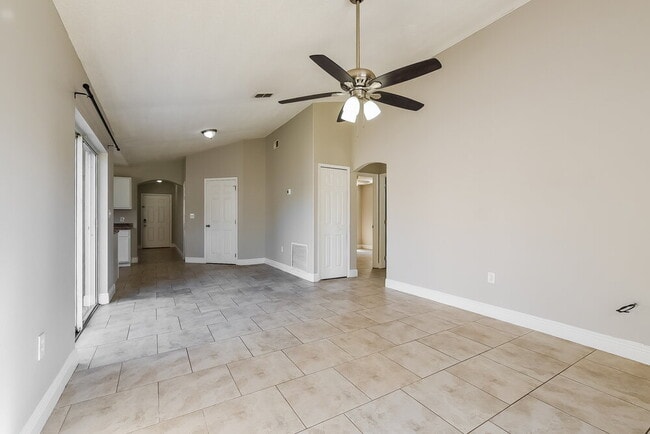 Foto del edificio - 4210 Red Bird Ave