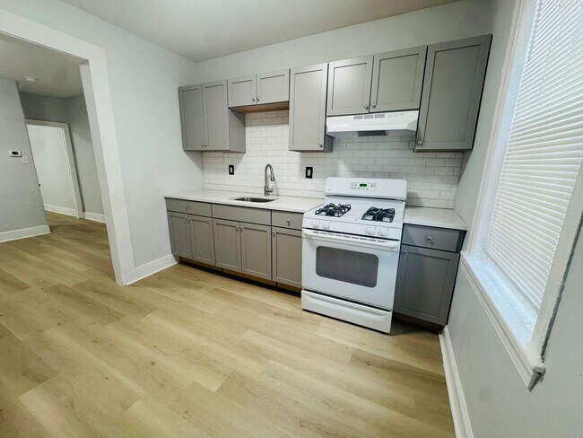 Foto del edificio - Remodeled 3bd/1 House with Rear yard!! SEC...
