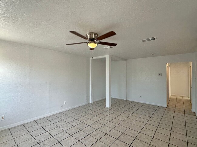 Foto del edificio - 910-912 Stetson Ave