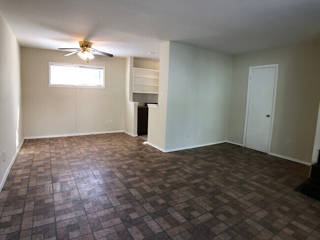 Building Photo - Newly Renovated Apartment in North Memphis!
