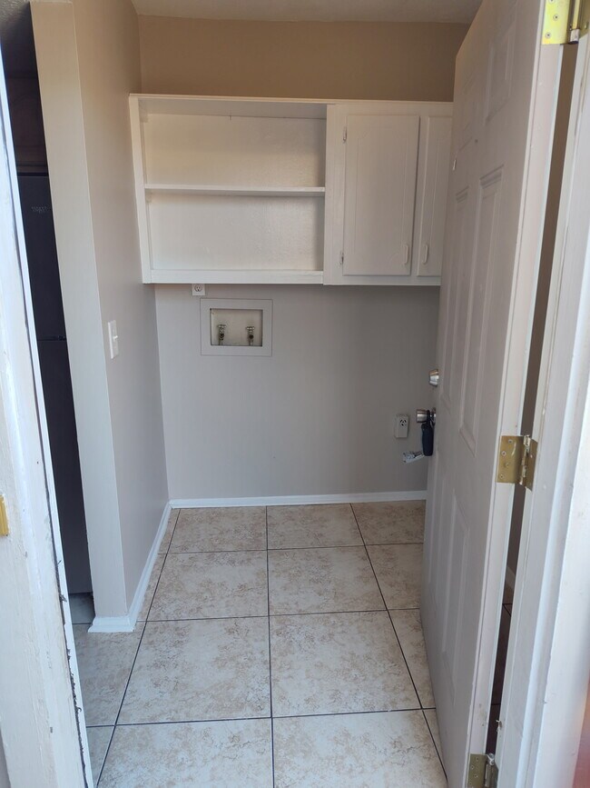 Foto del edificio - 409 Lakebend Pl