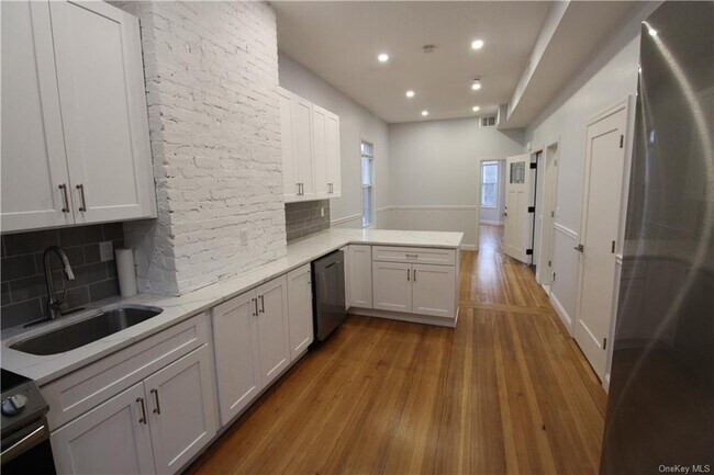 Foto del edificio - 656 Sherman Ave