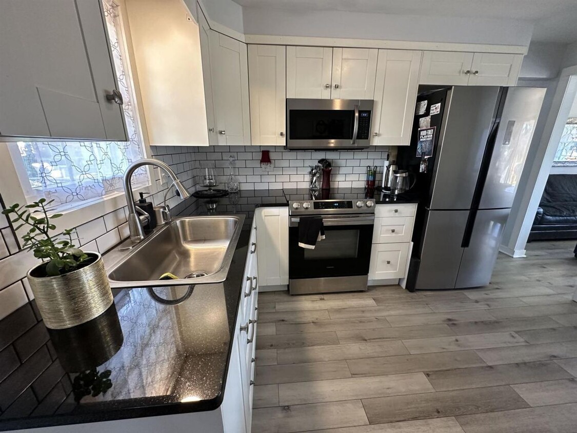 Foto principal - Newly updated 2 bedroom duplex in Cross Pl...