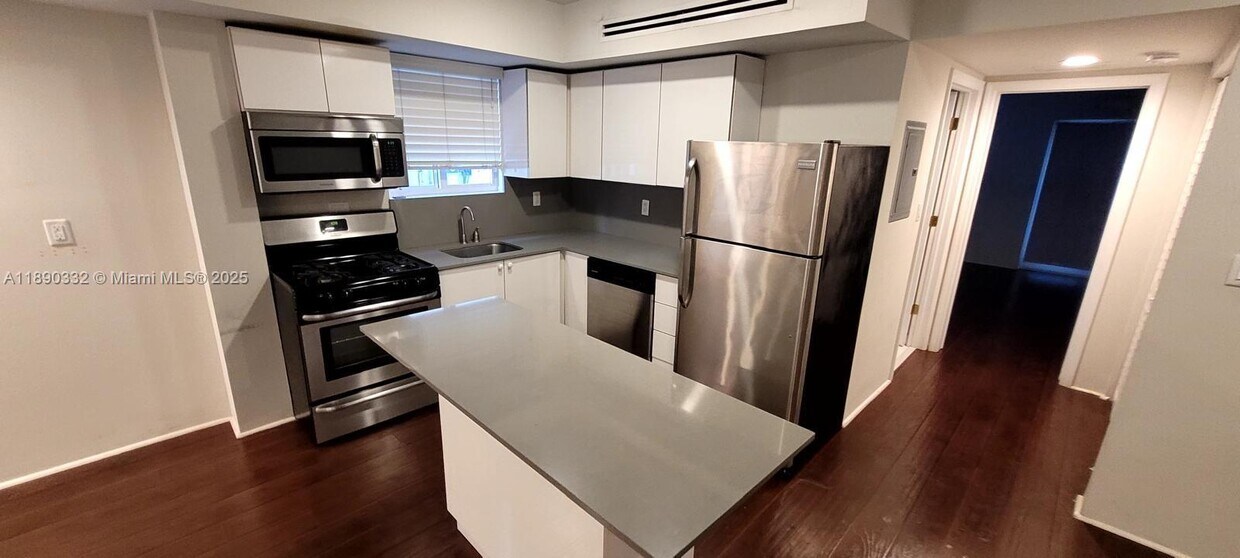 Foto principal - 7333 Dickens Ave