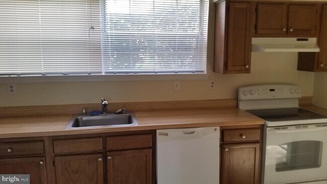 Building Photo - 15035 Cherrywood Dr