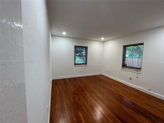 Foto del edificio - 9802 NW 1st Ave
