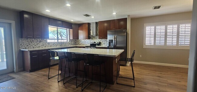 Foto del edificio - 1131 E Redfield Rd