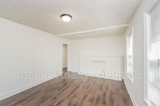 Foto del edificio - 2524 Rhodes Dr