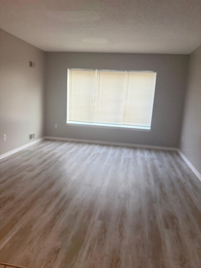 Foto del edificio - 24651 W McNichols Rd