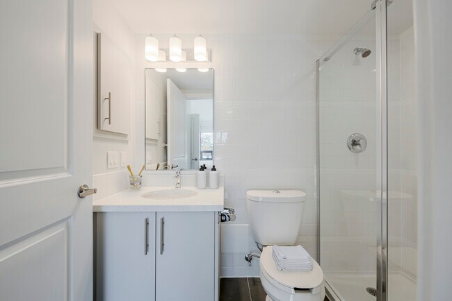 Photo du bâtiment - 190 – 200 Exbury Apartments