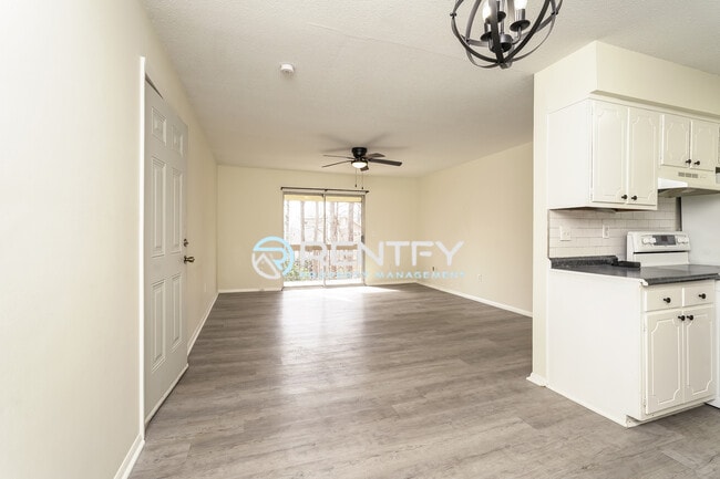 Building Photo - 2270 Sunderland Rd