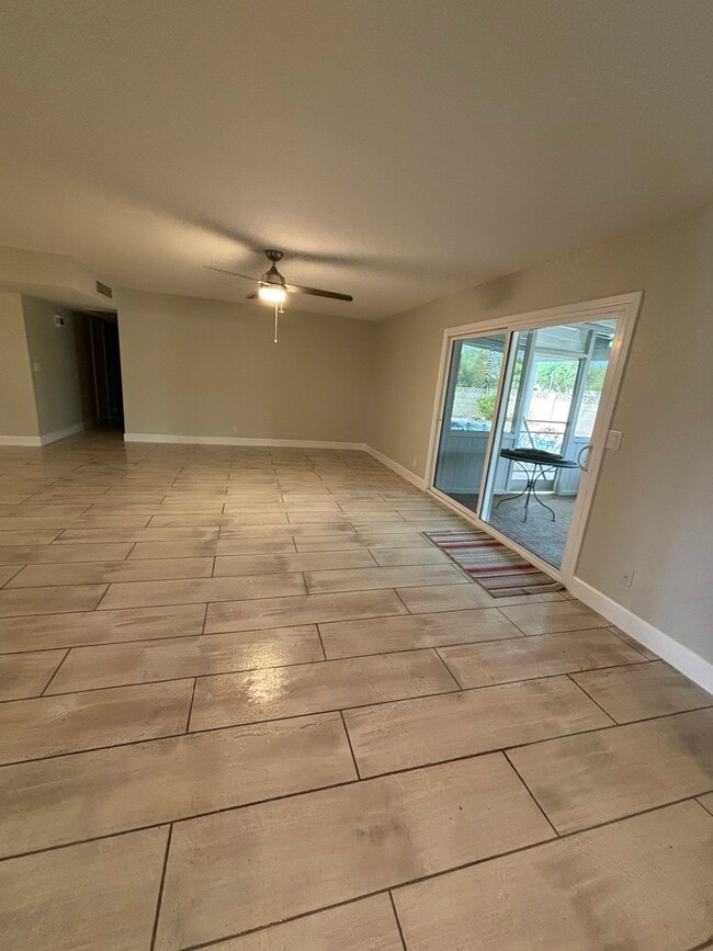 Building Photo - 1303 N Roca