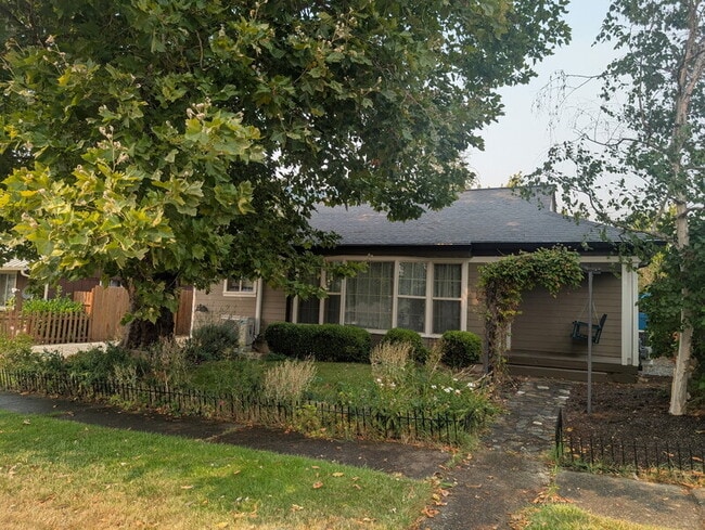 Building Photo - 501 NE Broadway St