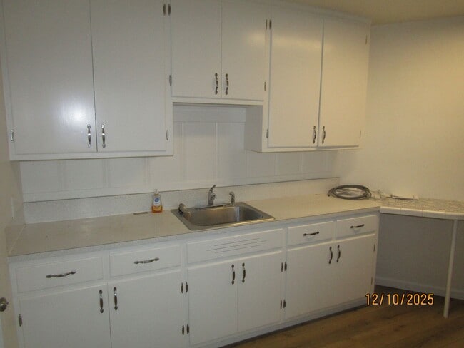 Foto del edificio - Very Rare 2 Bedroom House on a large lot with separate bonus unit!