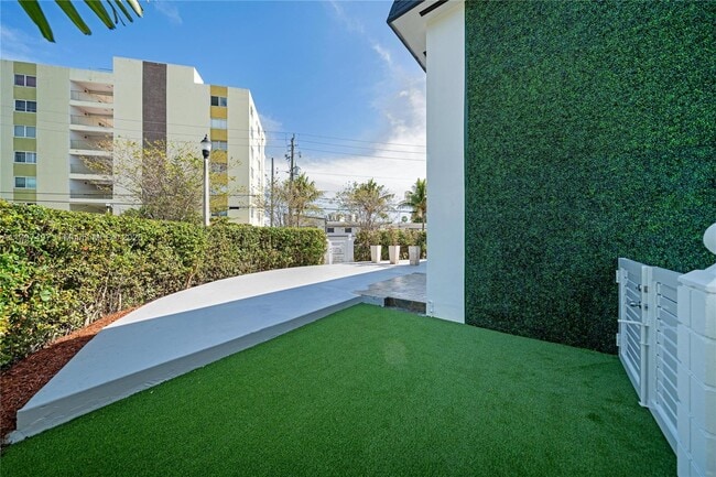 Building Photo - 7994 Crespi Blvd