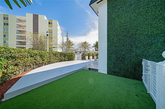 Foto del edificio - 7994 Crespi Blvd