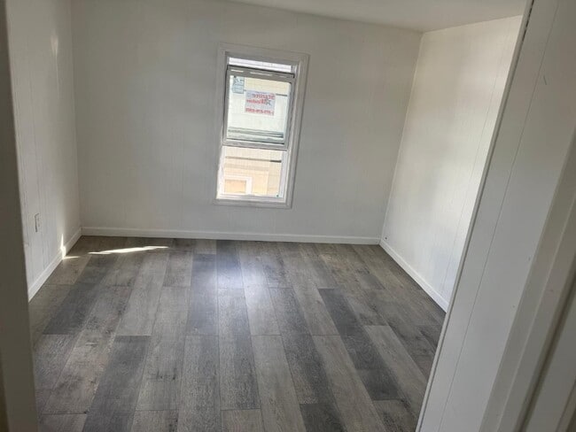 Building Photo - 223 Squires Ave